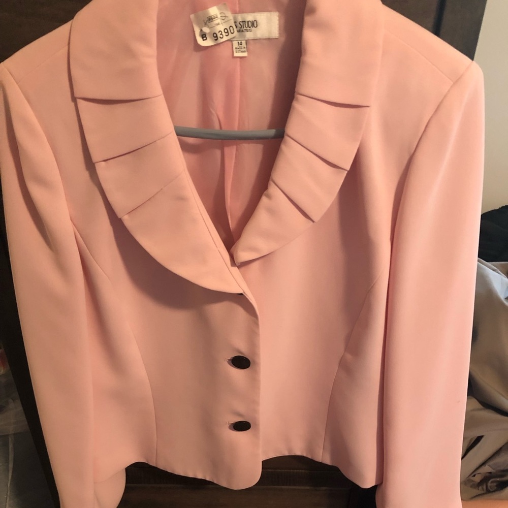 $30 NWOT Jones Studio pink jacket-pleated collar